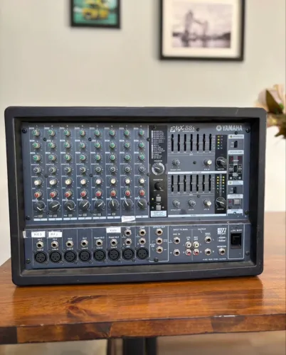 Mesa de som Amplificada YAMAHA EMX 88s 12 canais