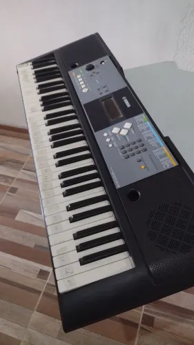 Teclado Yamaha PSR-E233 em ótimo estado + fonte 12 V 