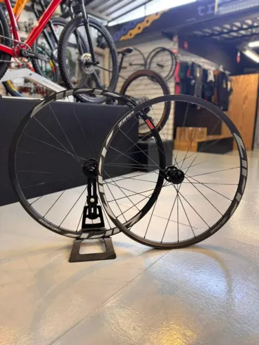 Par de Rodas Zipp1ZERO HiTOP S Carbon - Nova com NF