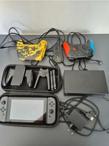 Nintendo switch completo com 3 controles extras