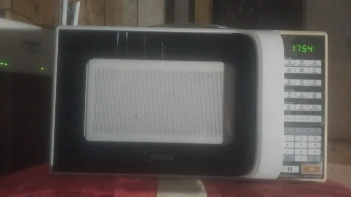 Vende-se micro-ondas semi novo funcionando tudo