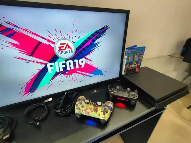 Playstation 4 Slim + 2 Controles + Fifa 19 + Todos os Cabos + HD de 500GB e Pronto pra Uso