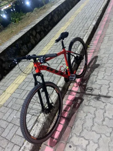 Bicicleta seminova com 3 meses de uso da cor vermelha