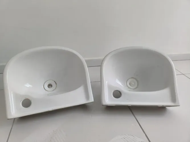 Pias de banheiro e cozinha