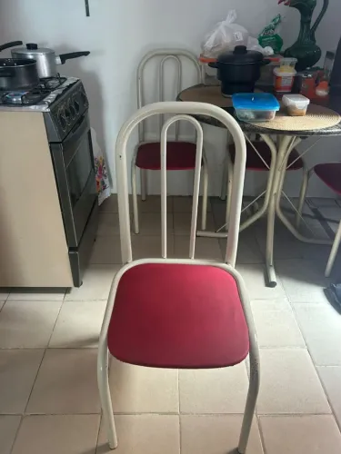 Conjunto 4 cadeiras de ferro tubular (cor bege e vermelho).