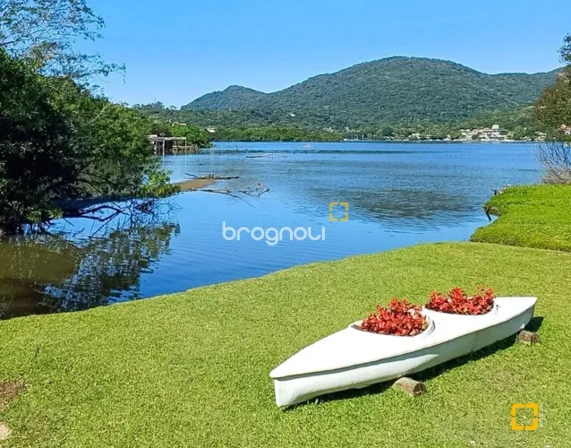 Chalé em Condomínio na beira da Lagoa da Conceição, um pedaço do paraíso