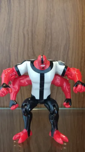 Quatro braços Ben 10 Bandai