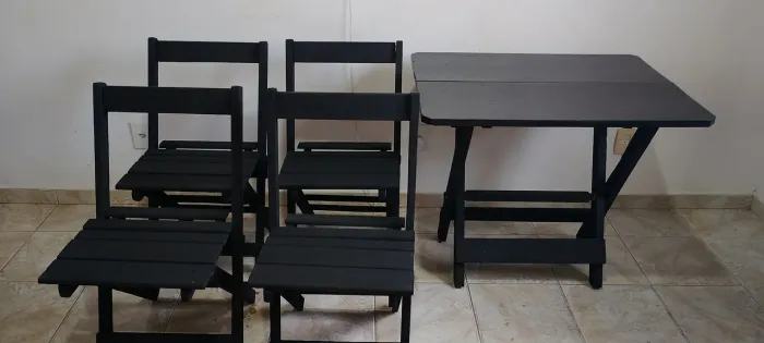 Conjunto de mesa e cadeira de madeira