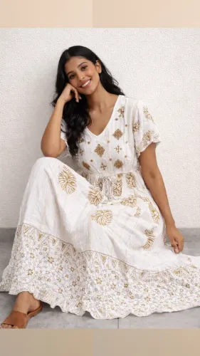 Vestido Branco com Detalhes Dourados