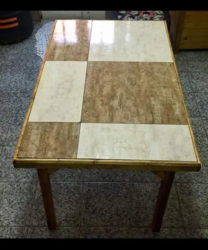 Mesa artesanal em madeira de palete com um tampo de azulejos exclusivo! Peça única