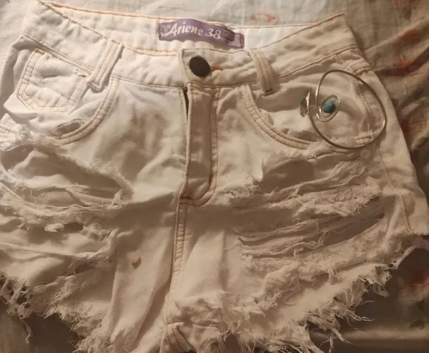 Short jeans claro rasgado.