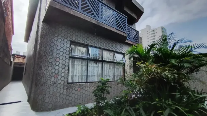Sobrado para aluguel possui 257 metros quadrados com 3 quartos em Ocian - Praia Grande - S