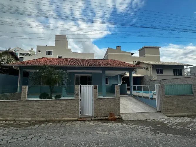 Casa para aluguel possui 200 metros quadrados com 4 quartos em Praia de Bombas - Bombinhas