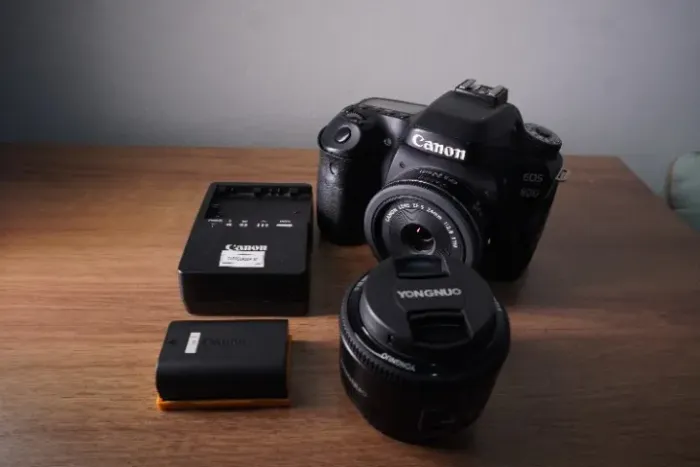 Canon 80d + lente Canon 24mm 2.8 + Lente Yongnuo 1.8 + Carregador e bateria originais