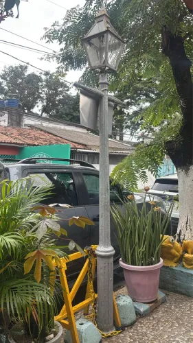 Poste de ferro mais luminária