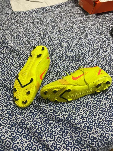 Chuteira mercurial tamanho 43