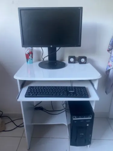 Vendo computador completo. Acompanha a mesa!