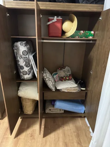 Guarda roupa 3 portas pouco uso impecável