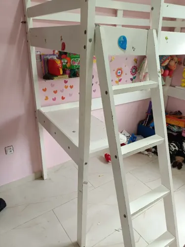 Cama beliche com escrivaninha e escada. Chama no watts *