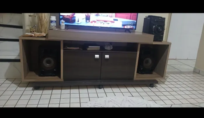 Rack de sala com rodinha super conservada