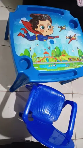 Mesa e cadeira infantil 50,00