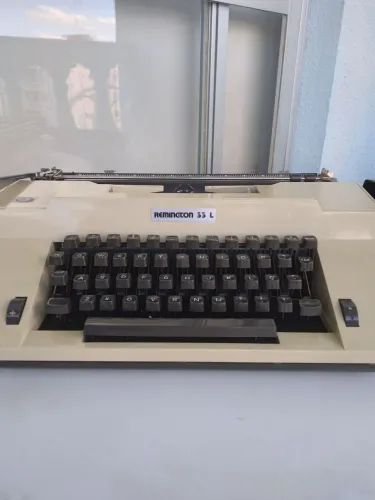 Máquina de datilografia Remington 33L