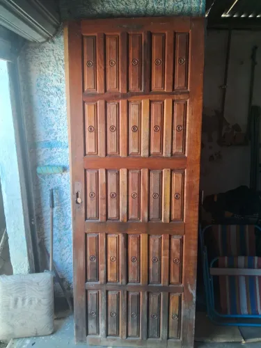 Porta de Madeira Maciça Trabalhada (Almofadada) - 2,10m x 0,80m