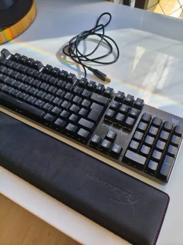 Teclado Gamer Mecânico Predator Pkw200 + Apoio de Pulso HyperX