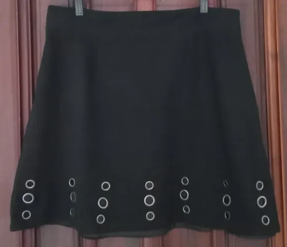 saia preta mini forrada Forever 21 com ilhoses na barra tam 27 EUA P/36 Br Usada