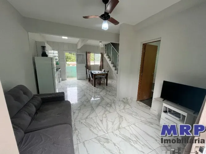 Apartamento duplex á venda em Ubatuba. 2 dormitórios. 2 vagas. Com piscina.