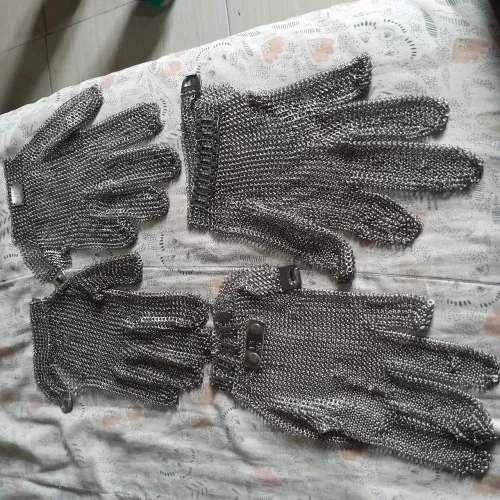 Luvas de aço.