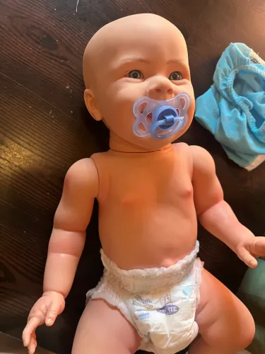 Linda boneca realista com detalhes incríveis!