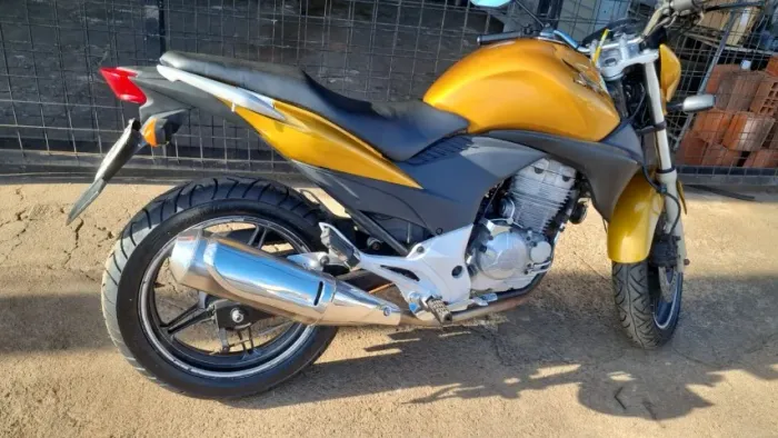 LINDA CB 300R, REVISADA, ÓTIMO ESTADO, PNEUS NOVOS, ACEITO CG, BROS, XTZ até 18x Cartão.
