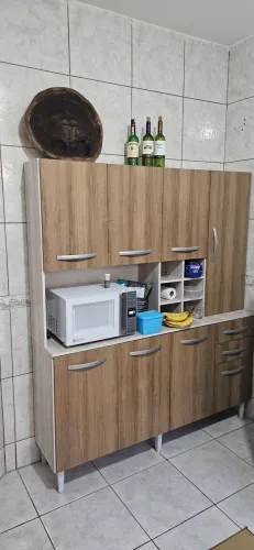 Armario pequeno de cozinha, semi novo com apenas 4 meses de uso.