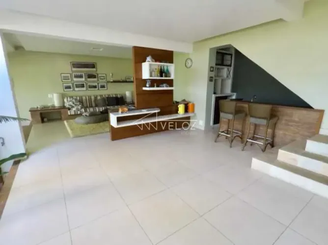 Casa em Condomínio : Triplex / Residencial / São Conrado