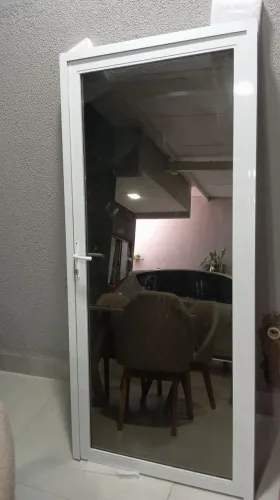 Porta de vidro com moldura de alumínio