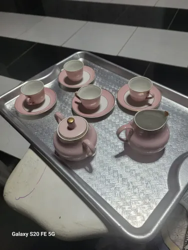 Vende-se Jogo de Porcelana Maua, 4 Xícaras, 4 Pires, 1 Bule e 1 Leiteira.