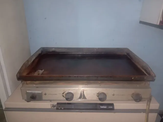 Vendo essa chapeira em bom estado. E essa fritadeira 5 litros água e óleo 