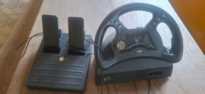 Vendo volante Nintendo 64, volante PC / Ps3, guitarra Wii e tapetes de Ps2