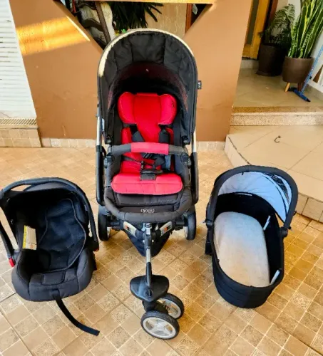Carrinho de bebê marca ABC Design com moisés e bebê conforto