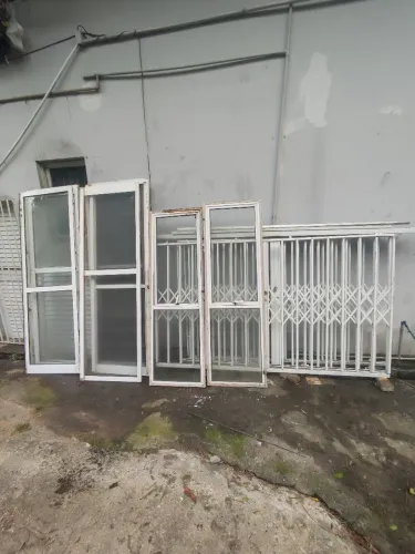 Vendo portas de vidro e janelas, grades ponto gráficas. 48 9 * - Gabriela