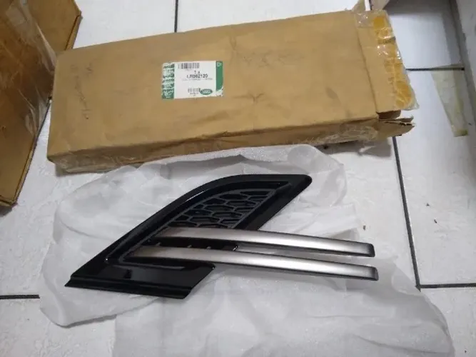 Grade lateral do para-lama diant Range Rover Sport 14...