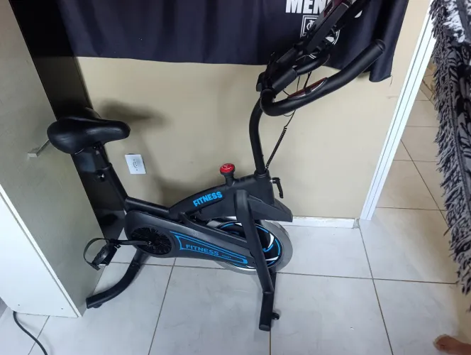 Bicicleta de academia para fazer cárdio 