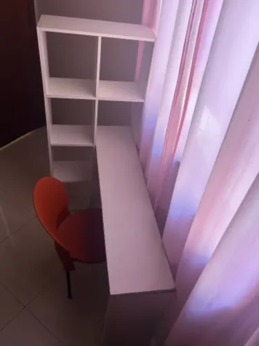 Estante com mesa de estudo