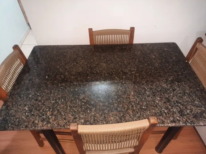 Mesa de quatro cadeiras