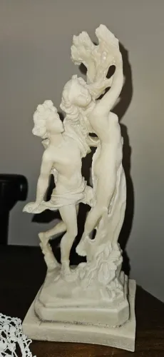 Escultura Apolo e Daphne - marmorite. 30 cm altura