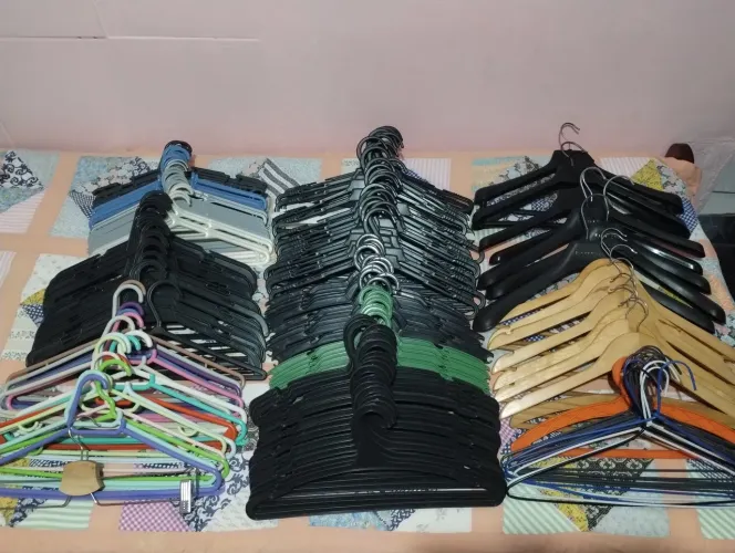 Lote com 152 cabides de Roupa, Novos e usados. Para Loja, Lavanderia ou uso Doméstico.