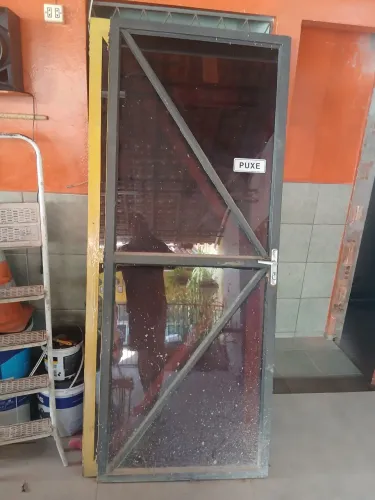 Porta de ferro com vidro