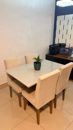 Mesa de Jantar 4 Lugares Tampo de Vidro + 4 Cadeiras Estofadas Suede Bege