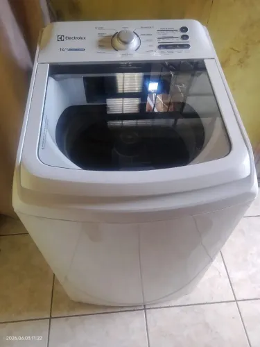 Vende-se máquina de lavar roupas faz tudo semi nova